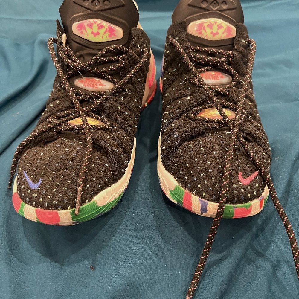 Boy's Lebron 18 sz. 5.5